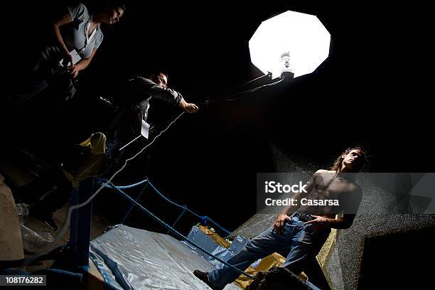 El Fotógrafo De Tiro Escena De Luces Asistentes Y Modelo Foto de stock y más banco de imágenes de Adulto