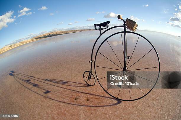 Stary Rower - zdjęcia stockowe i więcej obrazów Antyczny bicykl - Antyczny bicykl, Antyczny, Bez ludzi