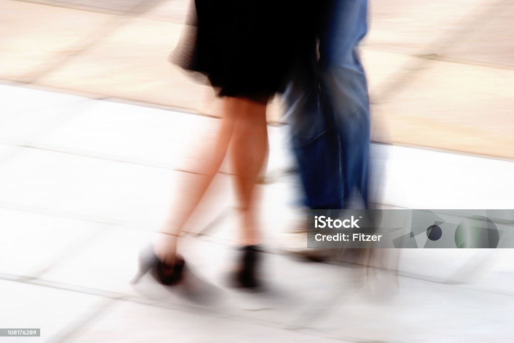 Desfoque de movimento das pessoas dançando nas ruas pés - Foto de stock de Dançar royalty-free