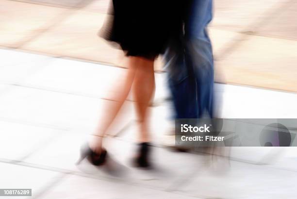 Foto de Desfoque De Movimento Das Pessoas Dançando Nas Ruas Pés e mais fotos de stock de Dançar