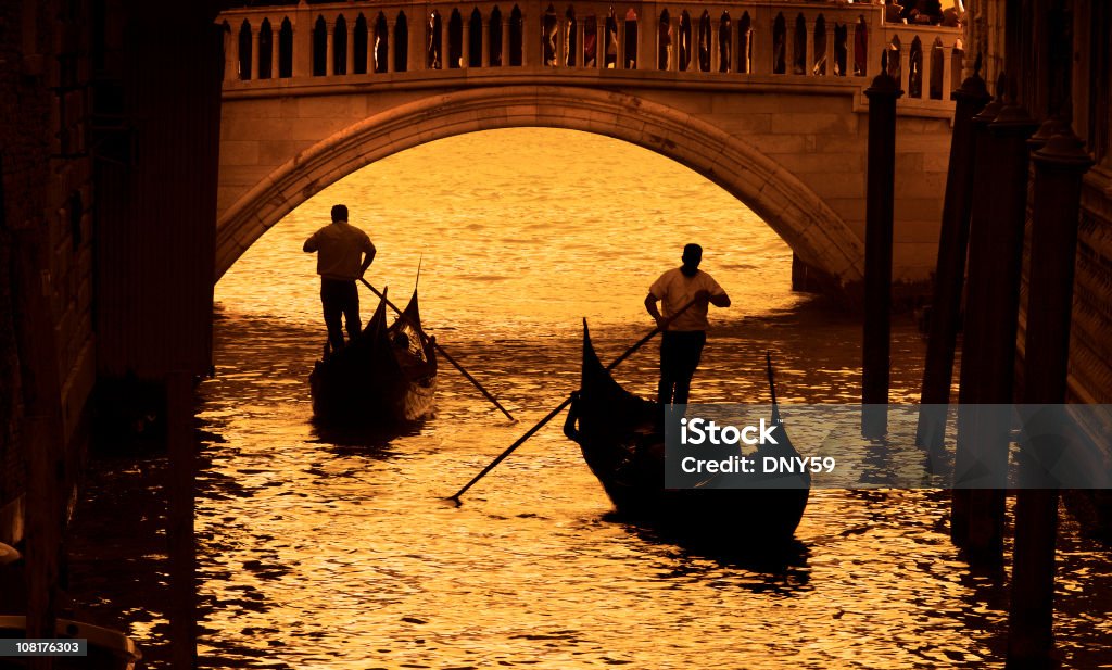 Zwei Gondoliere auf die Kanäle von Venedig, Sepia - Lizenzfrei Bogen - Architektonisches Detail Stock-Foto