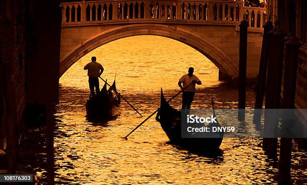 Zwei Gondoliere Auf Die Kanäle Von Venedig Sepia Stockfoto und mehr Bilder von Bogen - Architektonisches Detail - Bogen - Architektonisches Detail, Gondoliere, Stehen