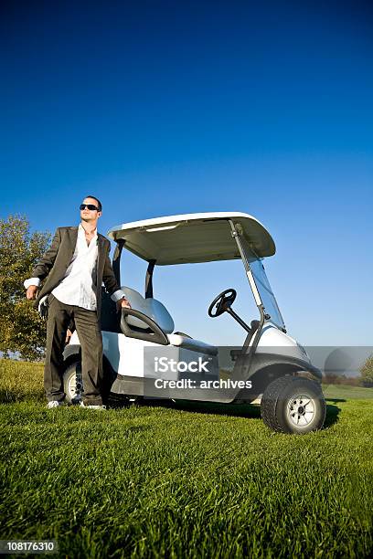 Biznesmen Stojąc Na Zielony Z Wózek Golfowy - zdjęcia stockowe i więcej obrazów Garnitur - Garnitur, Golf - Sport, 20-29 lat