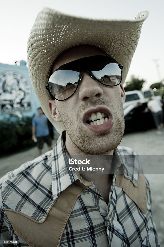 Человек в Ковбойские шляпы и плечи зубы - Стоковые фото 25-29 лет роялти-фри