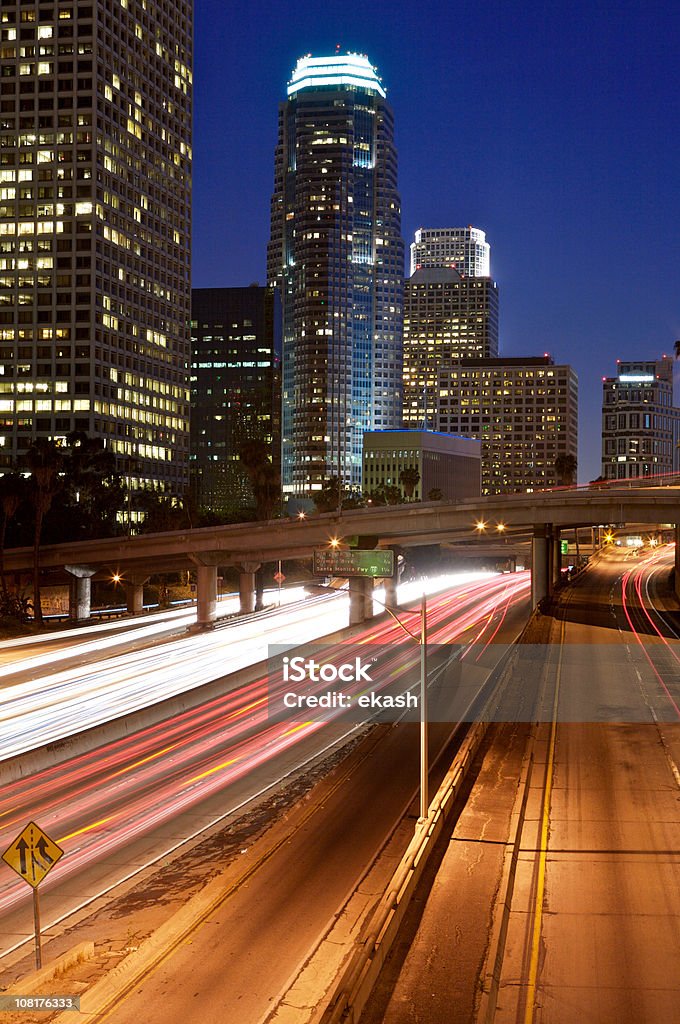 Tráfego de estrada em movimento rápido à noite (modo retrato - Foto de stock de Condado de Los Angeles royalty-free