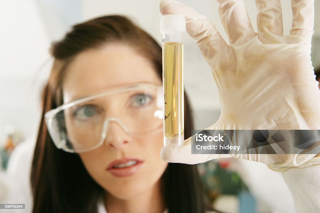Naukowiec trzymać płyn próbki - Zbiór zdjęć royalty-free (Próbka moczu)