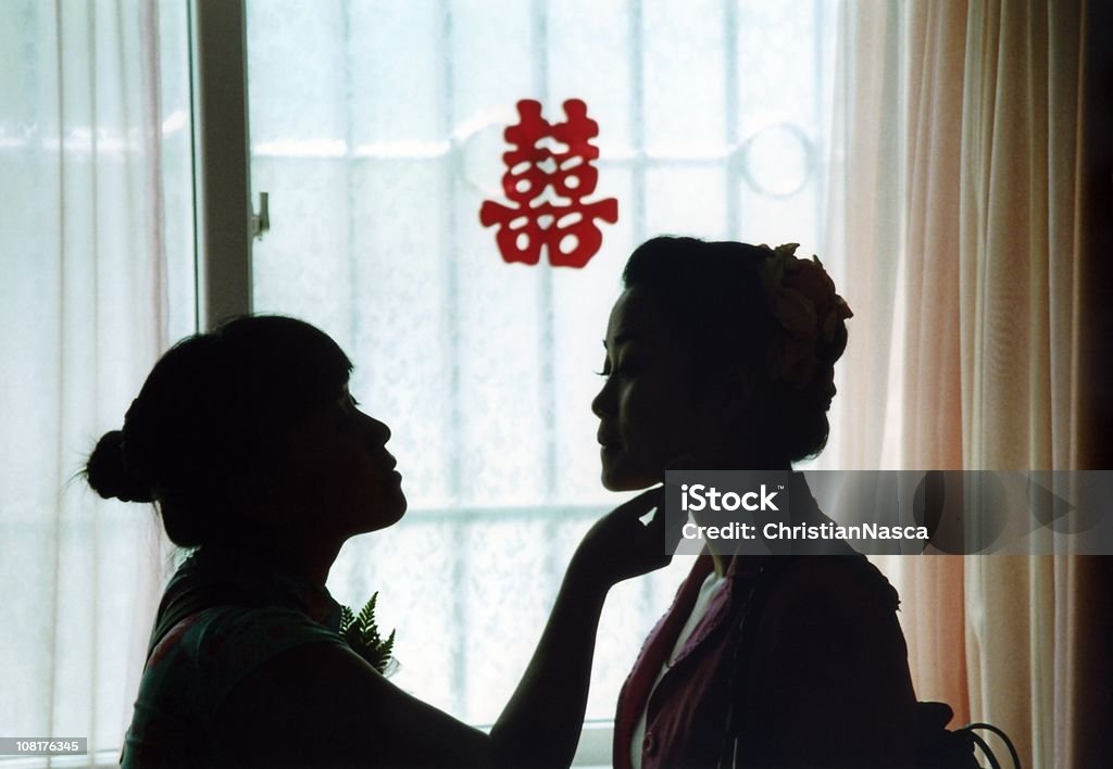 Noiva e Dama de Honor a preparar para um casamento Chinês. - Royalty-free Casamento Foto de stock