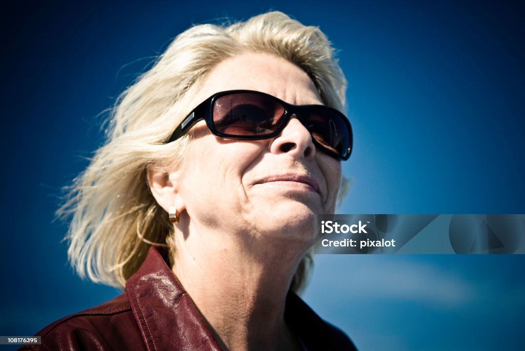 Donna anziana con cielo blu sfondo - Foto stock royalty-free di 60-69 anni