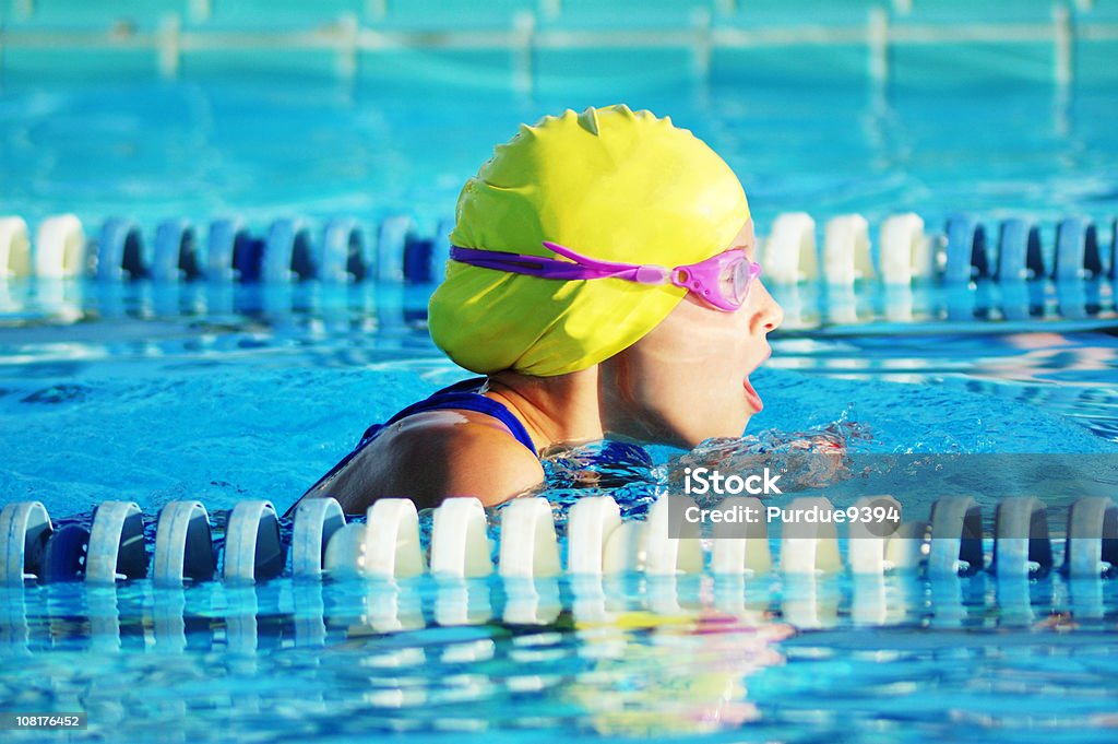 Femme brasse les Sports de compétition de natation dans la piscine de course - Photo de Natation libre de droits