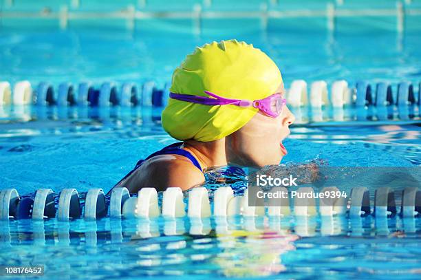 Photo libre de droit de Femme Brasse Les Sports De Compétition De Natation Dans La Piscine De Course banque d'images et plus d'images libres de droit de Natation