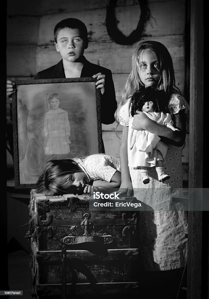 Spettrale fantasma bambini in posa, bianco e nero - Foto stock royalty-free di Bambine femmine