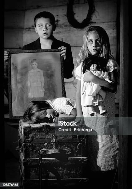 Fantasma Assustadorabout Crianças Posando Preto E Branco - Fotografias de stock e mais imagens de Assustador