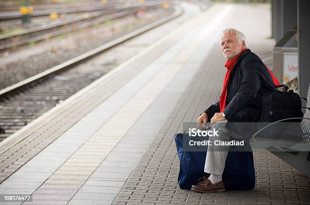 Старший Человек Стоять На Поезд Платформе С Багажом — стоковые фотографии и другие картинки Платформа железнодорожной станции