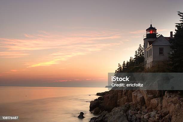 Bass Harbor Leuchtturm Auf Der Felsigen Küste Bei Sonnenuntergang Stockfoto und mehr Bilder von Maine