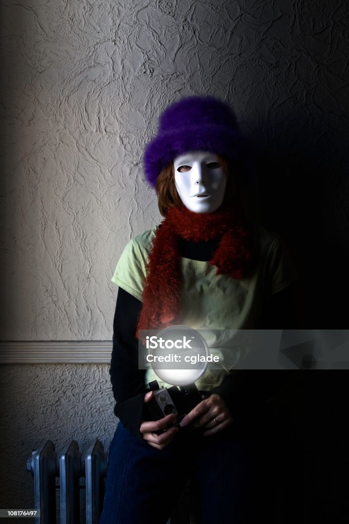 Fotograf w maski biorąc zdjęcie z lampą błyskową - Zbiór zdjęć royalty-free (Aparat fotograficzny)