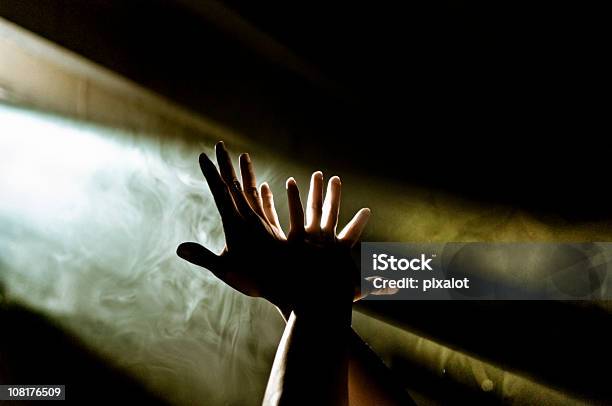 Mãos Atingindo Até Raio De Luz - Fotografias de stock e mais imagens de Cruz - Forma - Cruz - Forma, Escuro, Gesticular