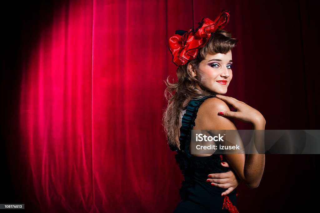Showgirl Schauspielern Coy auf der Bühne - Lizenzfrei Cabaret Stock-Foto