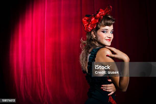 Showgirl Schauspielern Coy Auf Der Bühne Stockfoto und mehr Bilder von Cabaret - Cabaret, 20-24 Jahre, Attraktive Frau