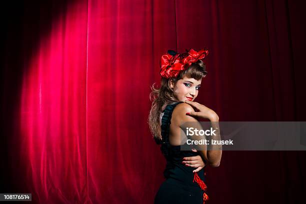 Showgirl Schauspielern Coy Auf Der Bühne Stockfoto und mehr Bilder von Cancan - Cancan, Aufführung, Cabaret