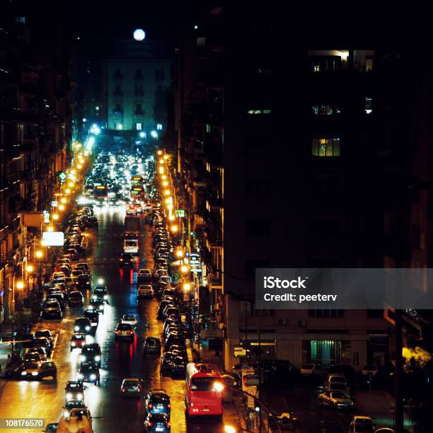 Tráfico De La Ciudad Foto de stock y más banco de imágenes de Noche - Noche, Palermo - Sicilia, Ciudad