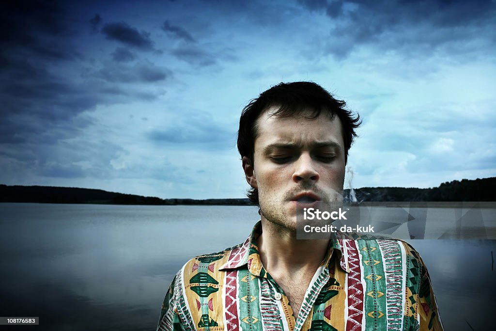 Porträt eines jungen Mannes stehend mit See, Nichtraucher - Lizenzfrei Abgeschiedenheit Stock-Foto