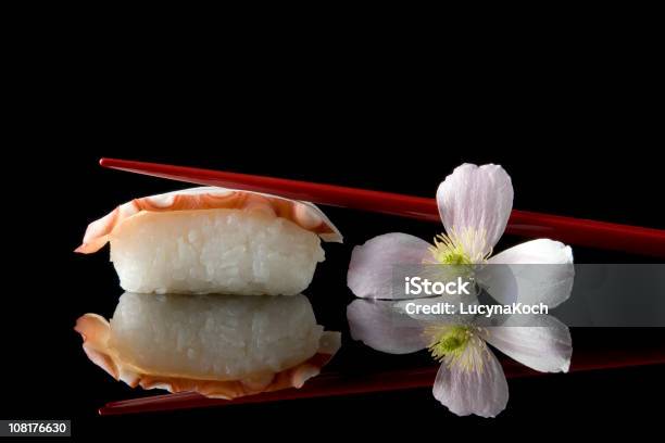 Sushi Mit Blume Und Stäbchen Gegen Schwarzem Hintergrund Stockfoto und mehr Bilder von Sushi