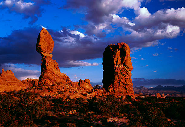 balanced rock, parque nacional de arches moab, utah - travel famous place balanced rock beauty in nature imagens e fotografias de stock