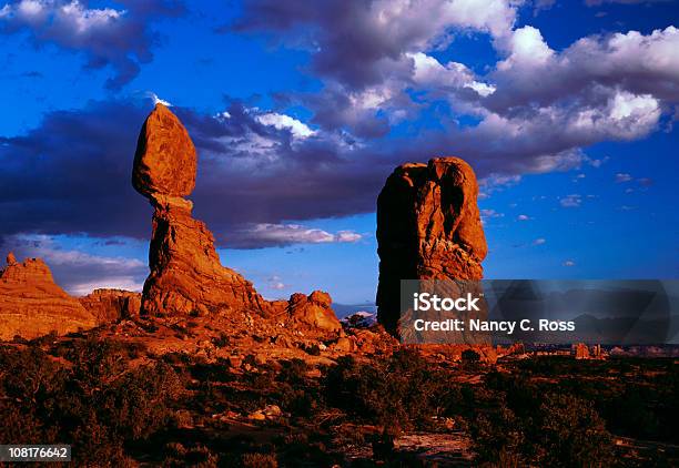 Foto de Balanced Rock Parque Nacional Arches Moab Utah e mais fotos de stock de Balanced Rock - Utah - Balanced Rock - Utah, Rocha equilibrada, Utah
