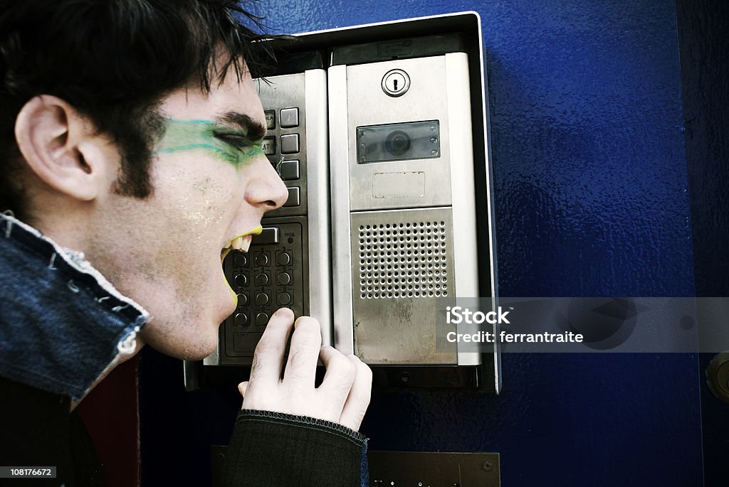 Porträt der Punk Mann schreien an Intercom - Lizenzfrei Sprechanlage Stock-Foto