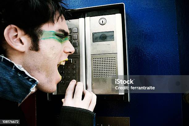 Ritratto Di Uomo Di Gridare Al Punk Intercom - Fotografie stock e altre immagini di Citofono - Citofono, Divertirsi, Gridare