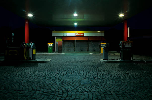 vide à la station d'essence dans la nuit - gas station service red yellow photos et images de collection
