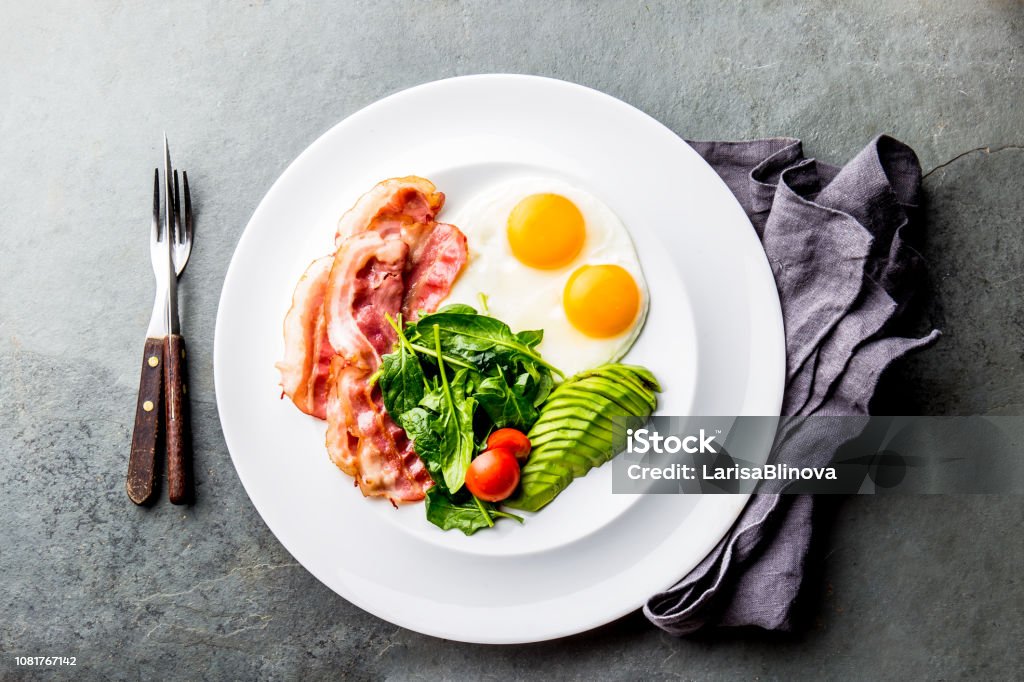 Ketogenic 다이어트 아침 식사입니다 튀긴 계란 베이컨 아보카도 시금치와 방 탄 커피 저 탄 수화물 고 지방 아침 식사 달걀에  대한 스톡 사진 및 기타 이미지 - Istock
