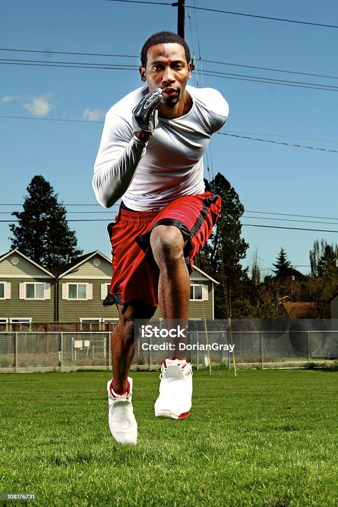 Athlétique jeune homme courir et la formation de terrain de Football américain - Photo de Sprint - Course sur piste libre de droits