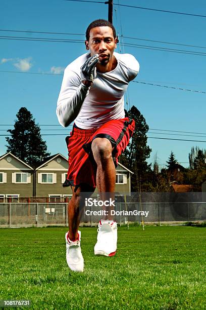 Photo libre de droit de Athlétique Jeune Homme Courir Et La Formation De Terrain De Football Américain banque d'images et plus d'images libres de droit de Sprint - Course sur piste