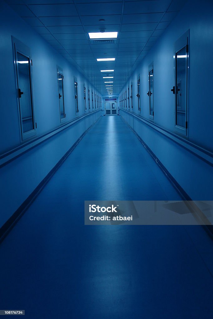 Longa e azul escuro corredor de Hospital - Foto de stock de Corredor royalty-free
