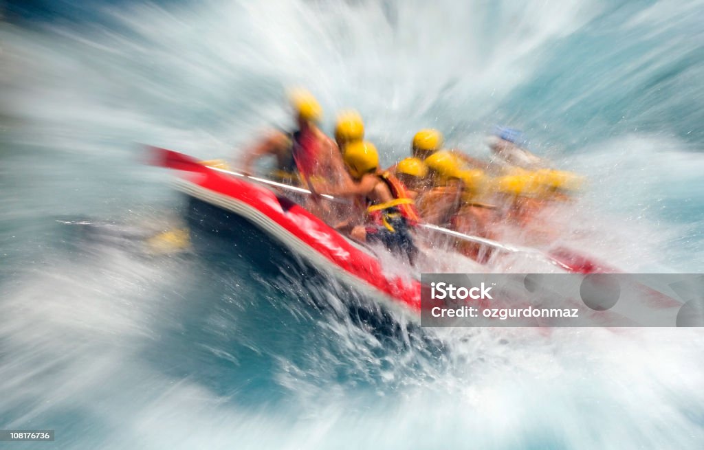 Crazy Rafting - Foto de stock de Rafting em Águas Selvagens royalty-free