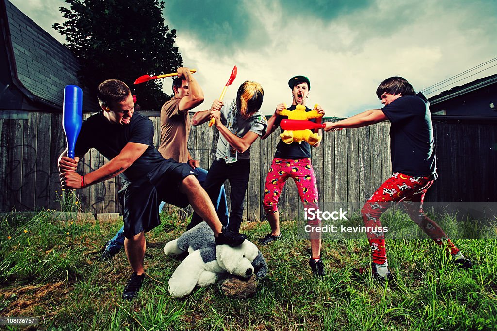 Пять мужчин играет с пластиковые и фаршированные животных - Стоковые фото Юмор роялти-фри