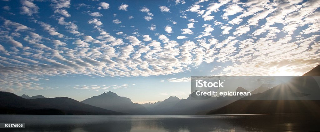 Aumento de sol sobre las montañas y el lago - Foto de stock de Aire libre libre de derechos
