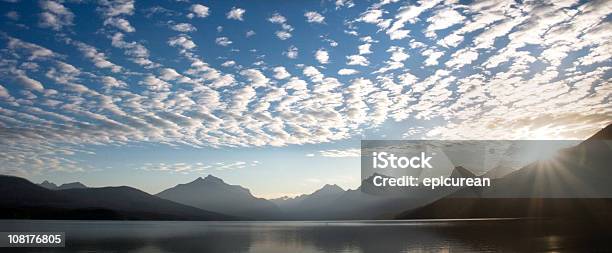 Aumento De Sol Sobre Las Montañas Y El Lago Foto de stock y más banco de imágenes de Aire libre - Aire libre, Belleza de la naturaleza, Cadena de montañas