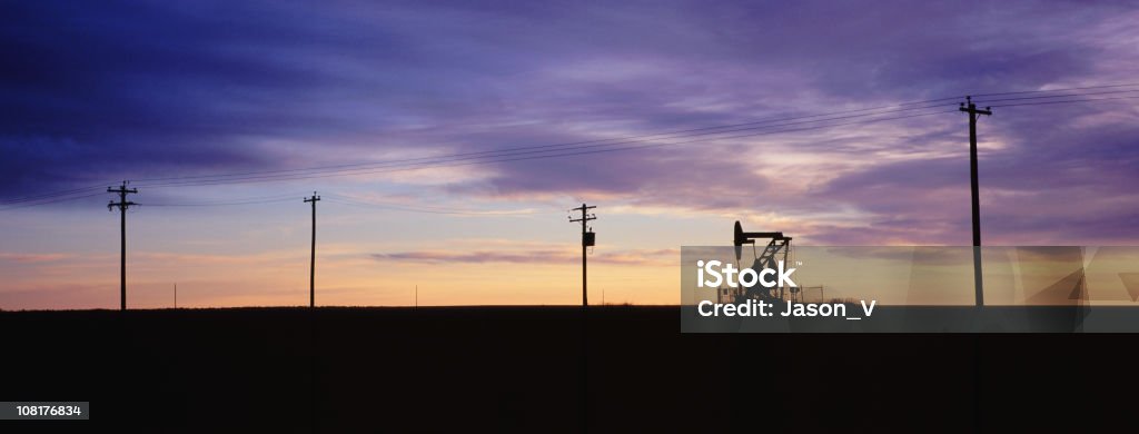 Vue panoramique de Derrick et de câbles électriques - Photo de Alberta libre de droits