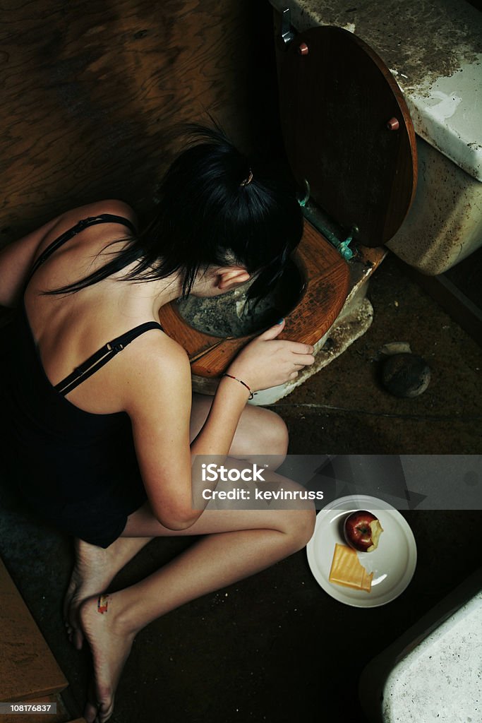 Bulimic ragazza sofferma su Bagno sporco - Foto stock royalty-free di Vomitare