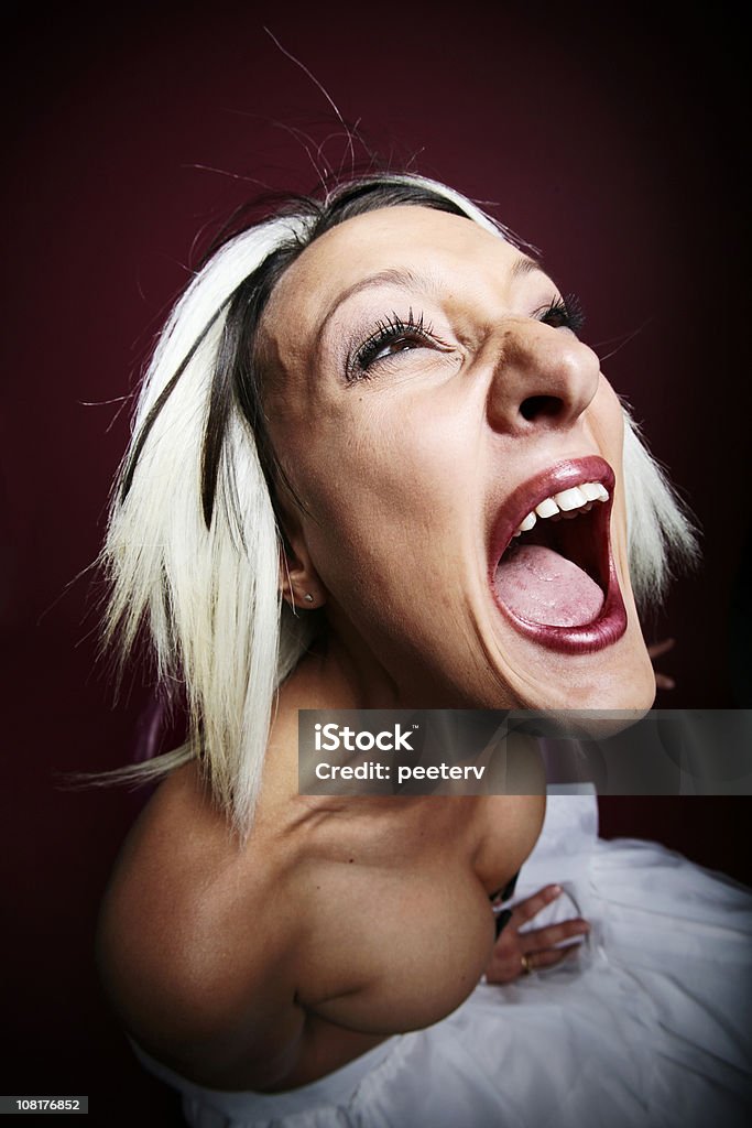 Donna urlare - Foto stock royalty-free di Decolleté