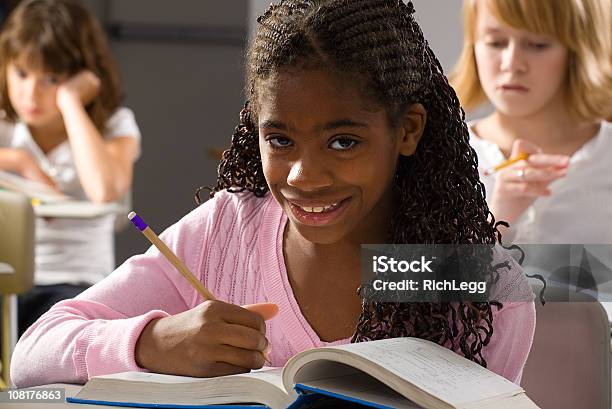 Photo libre de droit de Série En Configuration Salle De Classe banque d'images et plus d'images libres de droit de Enfant - Enfant, Junior High, Afro-américain