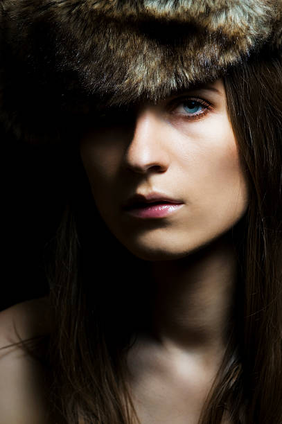 sombrero de piel - russian culture fashion model hat sensuality fotografías e imágenes de stock