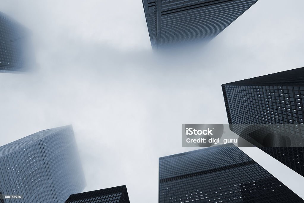 Olhando para cima em edifícios arranha-céus de escritório com nevoeiro - Foto de stock de Nevoeiro royalty-free