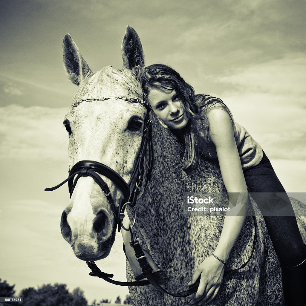 Młoda kobieta jazda konna, Sepia - Zbiór zdjęć royalty-free (20-29 lat)
