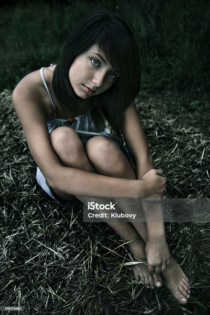 Молодая женщина, сидящая на траве - Стоковые фото Босиком роялти-фри