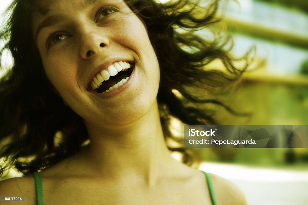 Ritratto di giovane donna sorridente e ridere - Foto stock royalty-free di Primo piano del volto