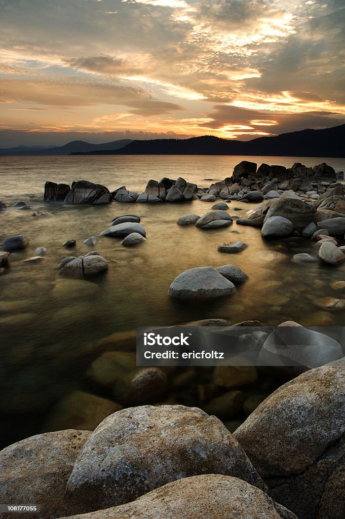 Lago Tahoe costa al tramonto - Foto stock royalty-free di Lago Tahoe
