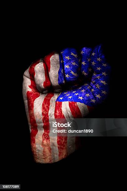 Clenched 拳アメリカの国旗ペインティッド絶縁にブラック - アメリカ国旗のストックフォトや画像を多数ご用意 - アメリカ国旗, 塗料, 拳